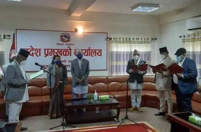 लुम्बिनी प्रदेश सरकारका नवनियुक्त तीन मन्त्रीलाई पद तथा गोपनीयताको शपथ गराउँदै प्रदेश प्रमुख धर्मनाथप्रसाद यादव