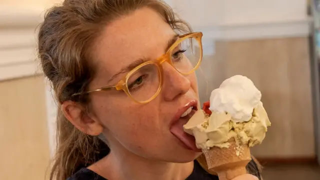 ఐస్ క్రీమ్ తింటున్న అమ్మాయి