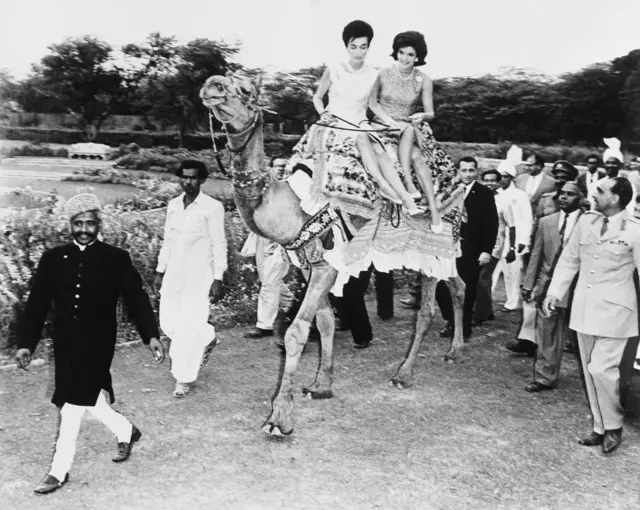 बशीर अहमद की ऊंट पर प्रिंसेज ली रैडज़िविल और श्रीमति जॉन एफ़ कैनेडी