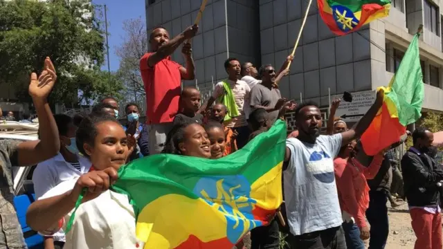 Guyyaa har'aa, Kibxata, sa'aatii 5:30 irratti ummanni Raayyaa Ittisa Biyyaa akka kabaju waamicha artistoonni taasisaniin MM Abiy dabalatee, qondaaltonni waraanaafi lammiileen deeggarsa isaanii ibsaniiru