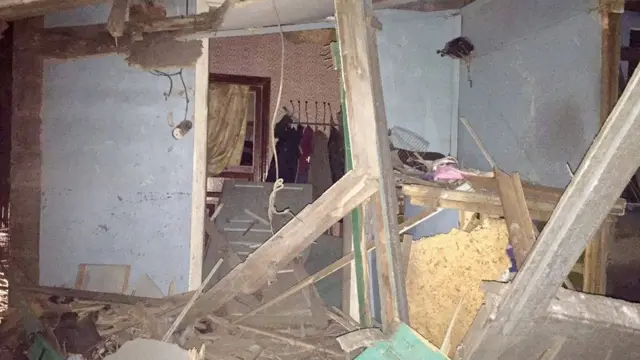 Пошкоджені обстрілами будинки в Авдіївці