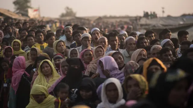 Arakanlı Müslümanlar Cox's Bazaar'da yardım kuyruğunda.