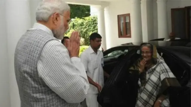 ভারত সফরে শেখ হাসিনাকে স্বাগত জানাচ্ছেন নরেন্দ্র মোদি।