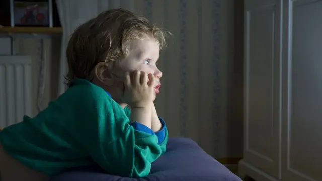 Niños viendo tele