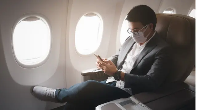 Passageiro com celular dentro do avião
