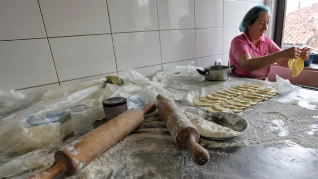 Pripremaju se tradicionalna bošnjačka jela, a neizostavan detalj bajramske sofre su svakako i pazarske mantije