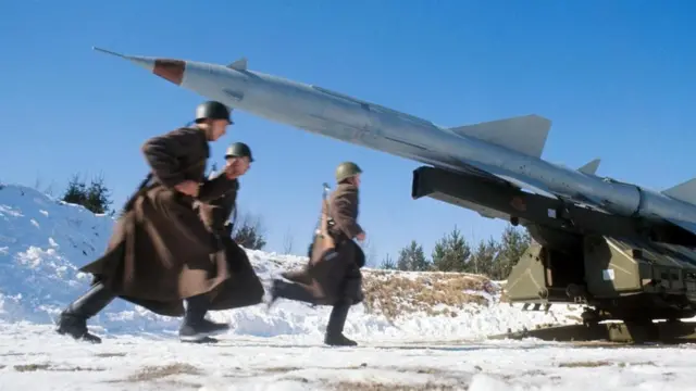 جنود سوفيت خلال مشاركتهم في تدريبٍ عسكريٍ أُجري مطلع ثمانينيات القرن الماضي