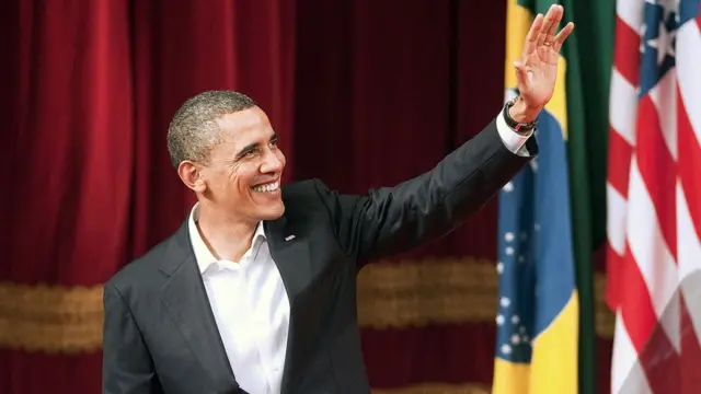 Obama sorrindo e acenando