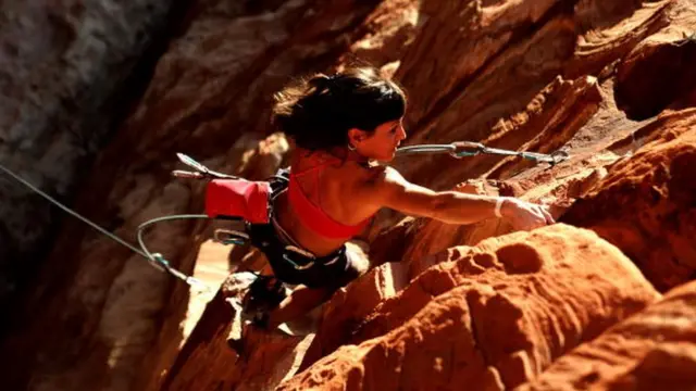 Жінка на скелі