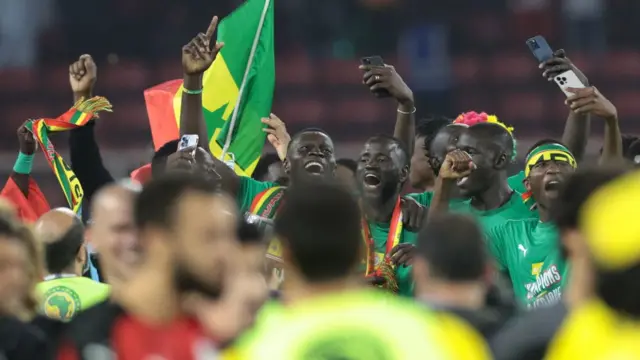Les joueurs du Sénégal célèbrent après avoir remporté la finale de la Coupe d'Afrique des Nations (CAN) 2021.