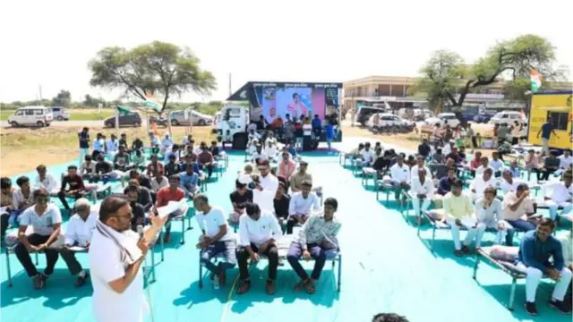 વડા પ્રધાને વલ્લભ વિદ્યાનગરના તેમના ભાષણમાં કૉંગ્રેસની ખાટલા બેઠકનો ઉલ્લેખ કર્યો હતો