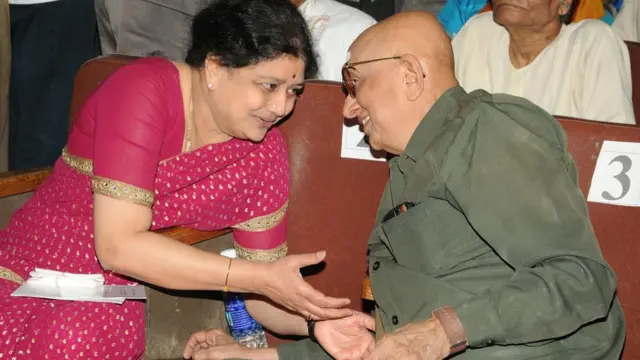 சோவுடன் சசிகலா