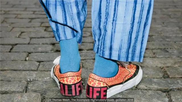 奥克罗夫特（Charles Allcroft）是"73岁的街头潮装之神"，他所穿戴的鞋靴。