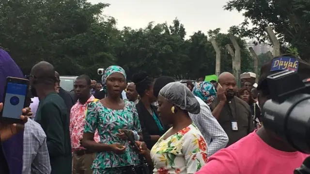 Di security also block National Assembly workers and tori pipo not to enta di complex.