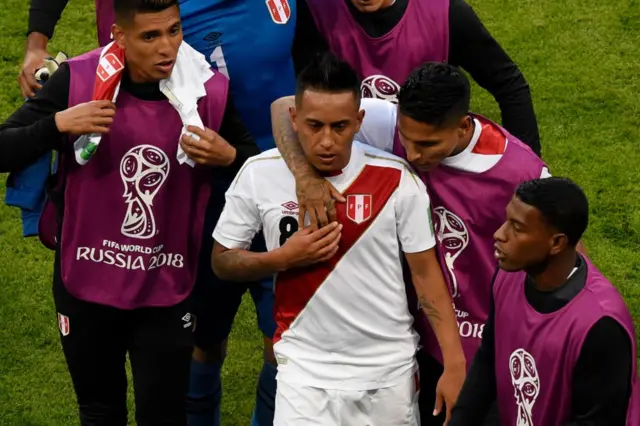 Cueva es consolado por sus compañeros al finalizar la primera parte.