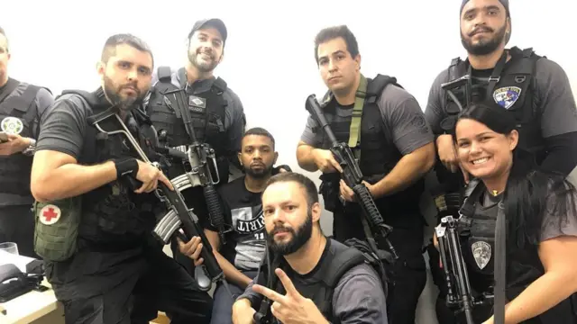 Policiais comemorando prisãoluvabet e mc danielfotos nas redes sociais