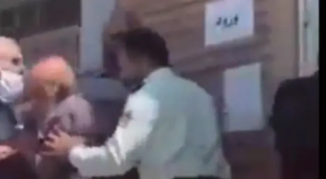 صحنه برخورد یک مامور پلیس با افراد سالمند متقاضی واکسن