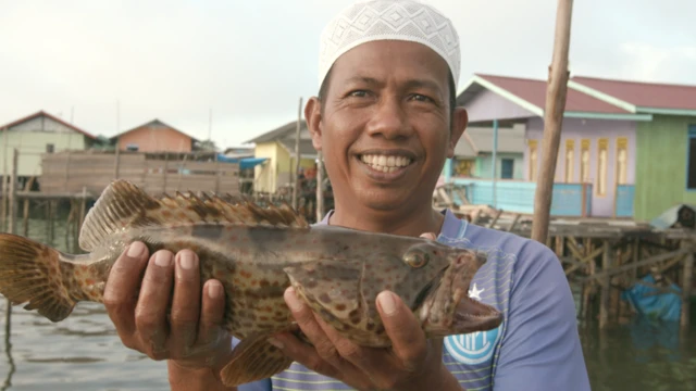 Sadar, pengepul ikan di desa Pantai Lango, Teluk Balikpapan.