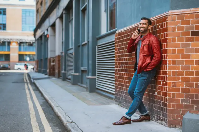 چگونه با فردی که نمی‌شناسید،