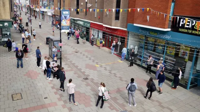 صف در مقابل فروشگاه