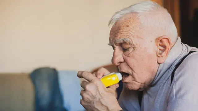 Stariji muškarac sa pumpicom za vazduh