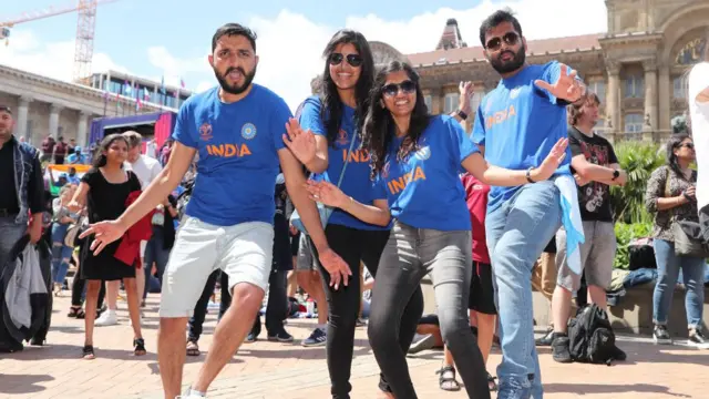 বিশ্বকাপের খেলা দেখতে আসা ভারতীয় দর্শক।