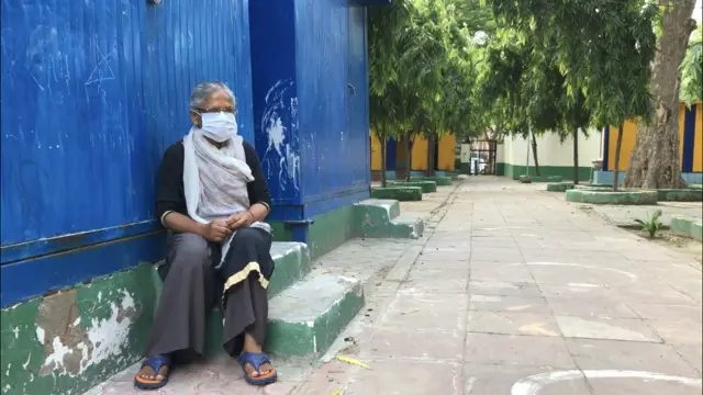 रैन बसेरे में एक महिला