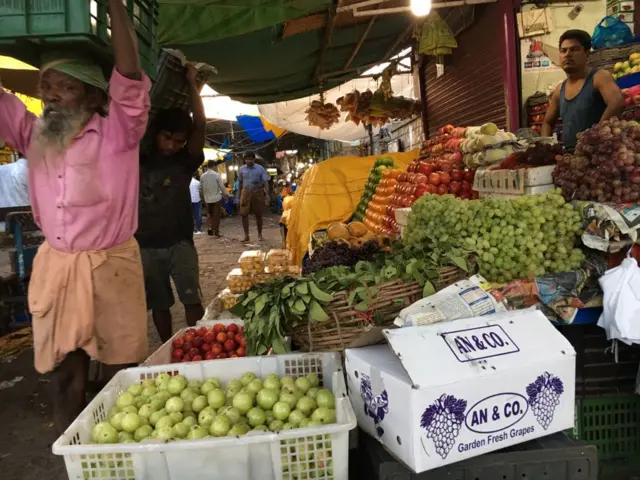 உள்ளர் வெளியூர் பழங்கள்