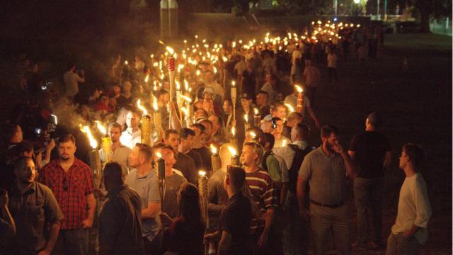 シャーロッツビルの「右派団結」集会の前夜、バージニア大学にはたいまつを持った白人国家主義者が集まった（11日）