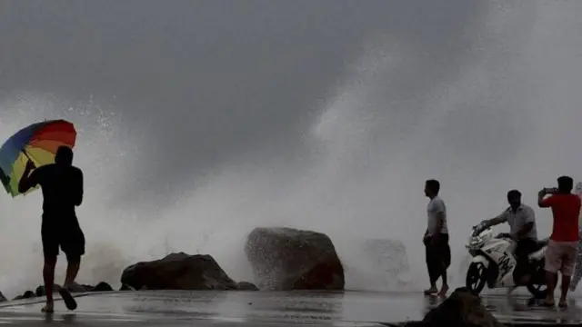 வர்தா புயல்: மாலை 6 மணி வரை மக்கள் வெளியே வர வேண்டாம் என எச்சரிக்கை