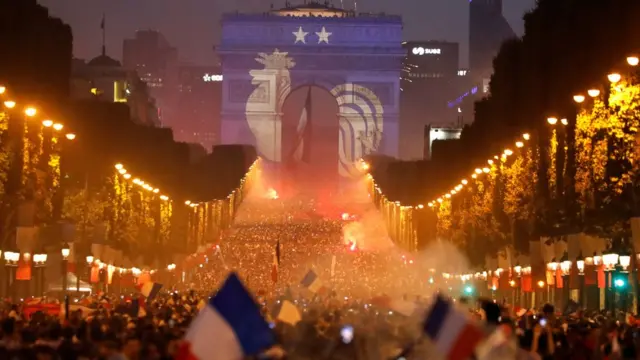 Paris'te Champs-Elysees caddesi