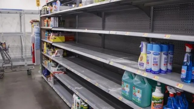 बाज़ार में सैनिटाइज़र और मास्क की किल्लत शुरु हो गई है