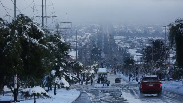 Avenida de Santiago cubierta de nieve.