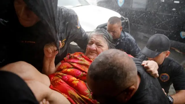 Socorristas rescatan a una señora en Puerto Rico.