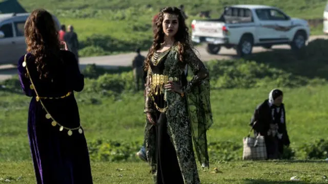 فتاة كردية تلقتط صورة بزيها الفلكلوري. الحسكة، سوريا 2019