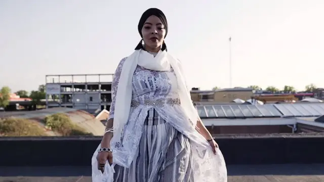 Falis Cabdi ayaa ku luuqeysay inta badan erayada heesta