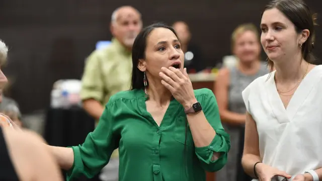 La congresista demócrata Sharice Davids reacciona en Overland Park, Kansas, al resultado.