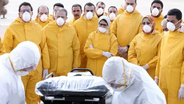 وزيرة الصحة المصرية هالة زايد تتوسط جمعًا من الأطباء