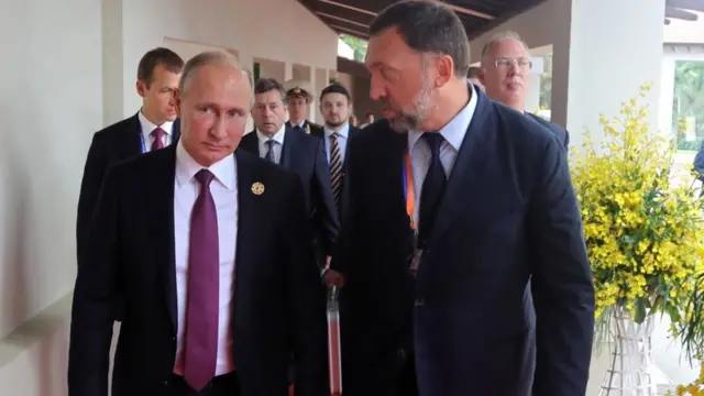 Vladimir Putin junto a Oleg Deripaska, outro empresário apontado como parte do grupogrupo de apostas desportivas telegramoligarcas,grupo de apostas desportivas telegram2017