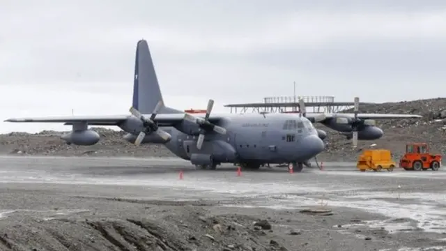 Iyi ndege yo mu bwoko bwa C-130 ubusanzwe ikoreshwa mu gutwara abantu n'ibintu berekeza ku kigo cya gisirikare kiri muri Antarctica