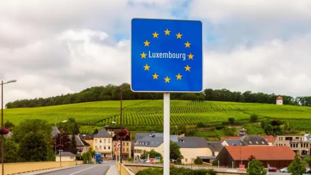 اختيرت شينغن لتوقيع الاتفاق لكونها المكان الوحيد الذي تلتقي فيه حدود فرنسا وألمانيا مع بلد عضو بالبنيلوكس