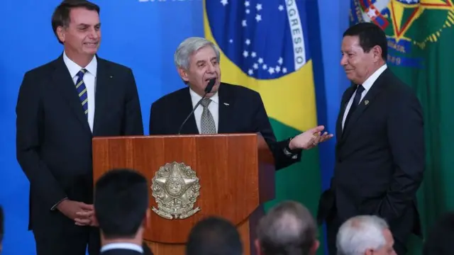 O presidente da República Jair Bolsonaro, o ministro do GSI, Augusto Heleno e o vice-presidente, general Hamilton Mourão