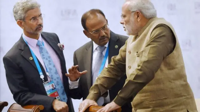 अजित डोभाल के साथ नरेंद्र मोदी