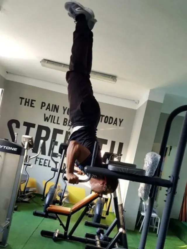 Dans cette salle de sport de la banlieue sud de Tunis, Nour, 23 ans est une véritable star.