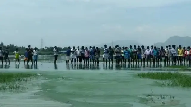 பத்து நாட்களுக்கு மேலாக துர்நாற்றம்: ஏரியில் இறங்கி மக்கள் போராட்டம்