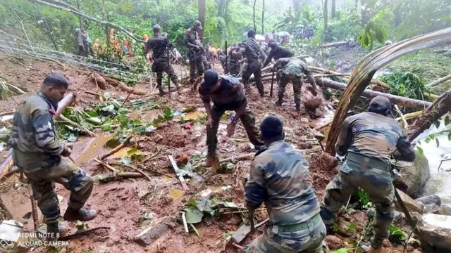 கோட்டயம் மாவட்டத்தில் தேடுதல் மற்றும் மீட்பு நடவடிக்கைகளில் ஈடுபட்டுள்ள இந்திய ராணுவத்தின் மெட்ராஸ் ரெஜிமென்ட். kerala rain news