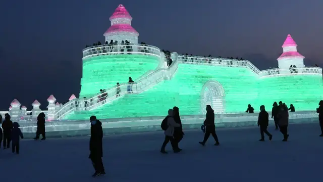 বরফের কেল্লা দেখতে দর্শকের ভিড়