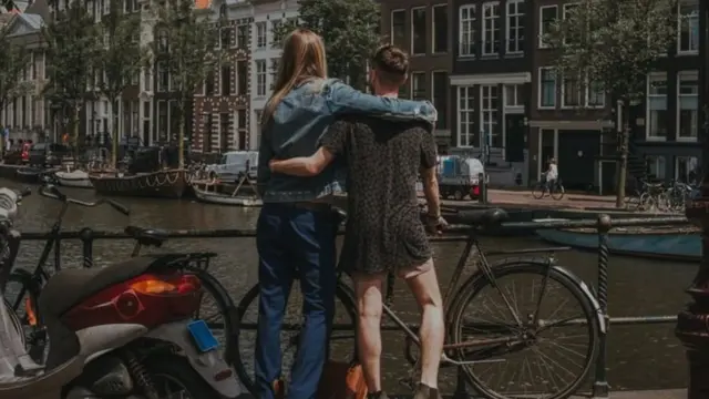 Nchini Uholanzi ni kawaida kuona wanawake wakiwa na kimo cha urefu wa sentimita 1.80 au zaidi ya wanaume wao.