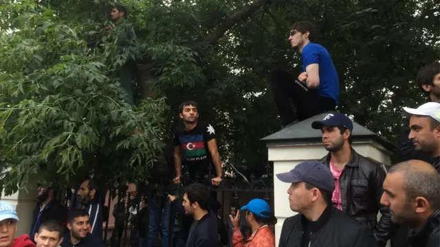 Акция мусульман у посольства Мьянмы