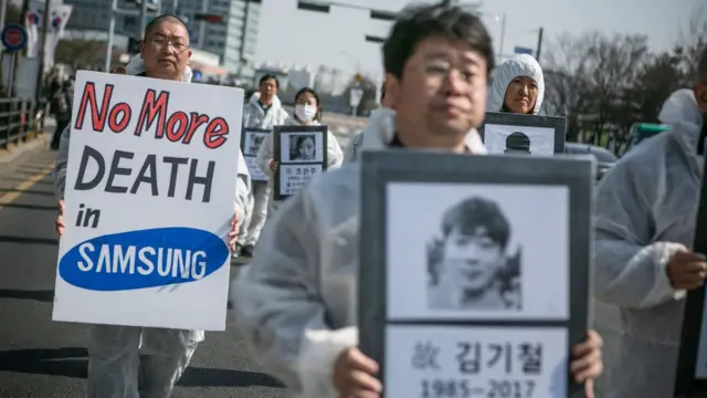 삼성반도체 공장에서 일하다 백혈병으로 사망한 황유미씨의 10주기를 맞아 지난 3월 시민단체가 79명의 사망자 영정사진을 들고 추모행진을 하고 있다.